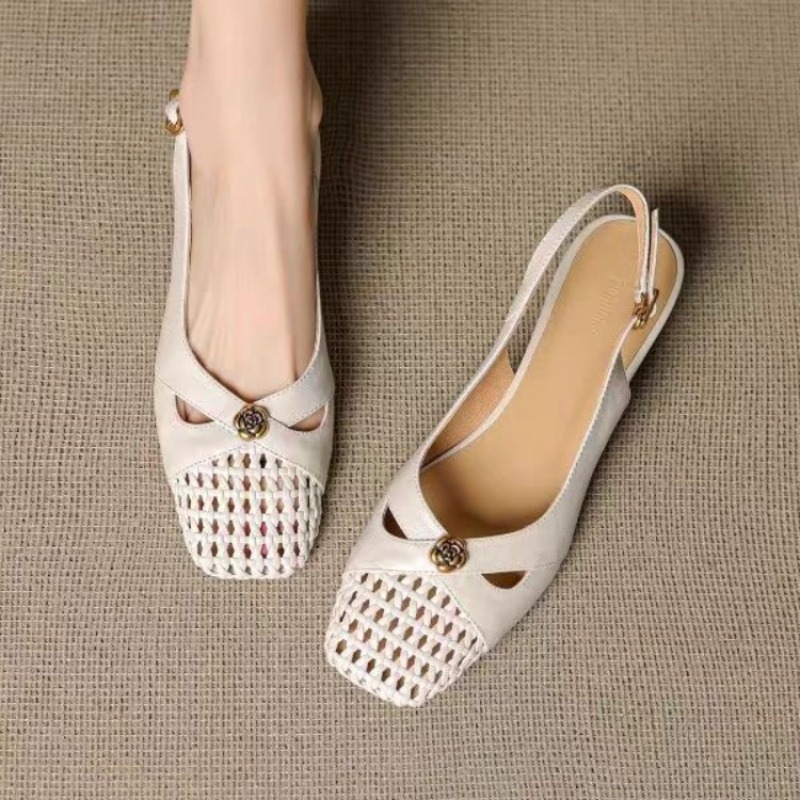 Embroidery Flat Shoes - 여성용 프렌치 스타일 클로즈드 토 샌들,