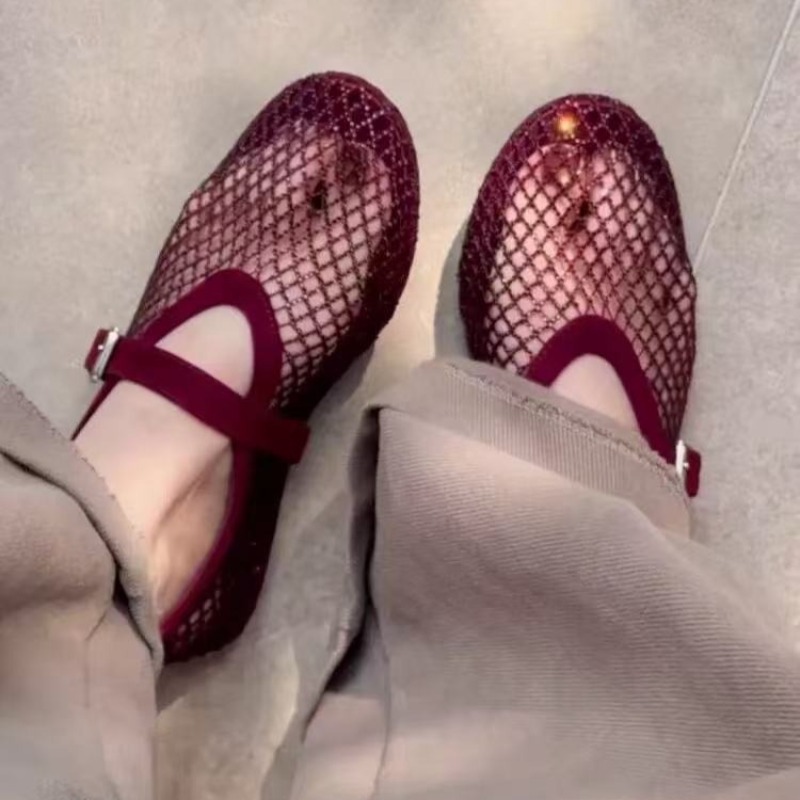 Embroidery Flat Shoes - 속이 빈 라인스톤 바오토우 샌들 여성용