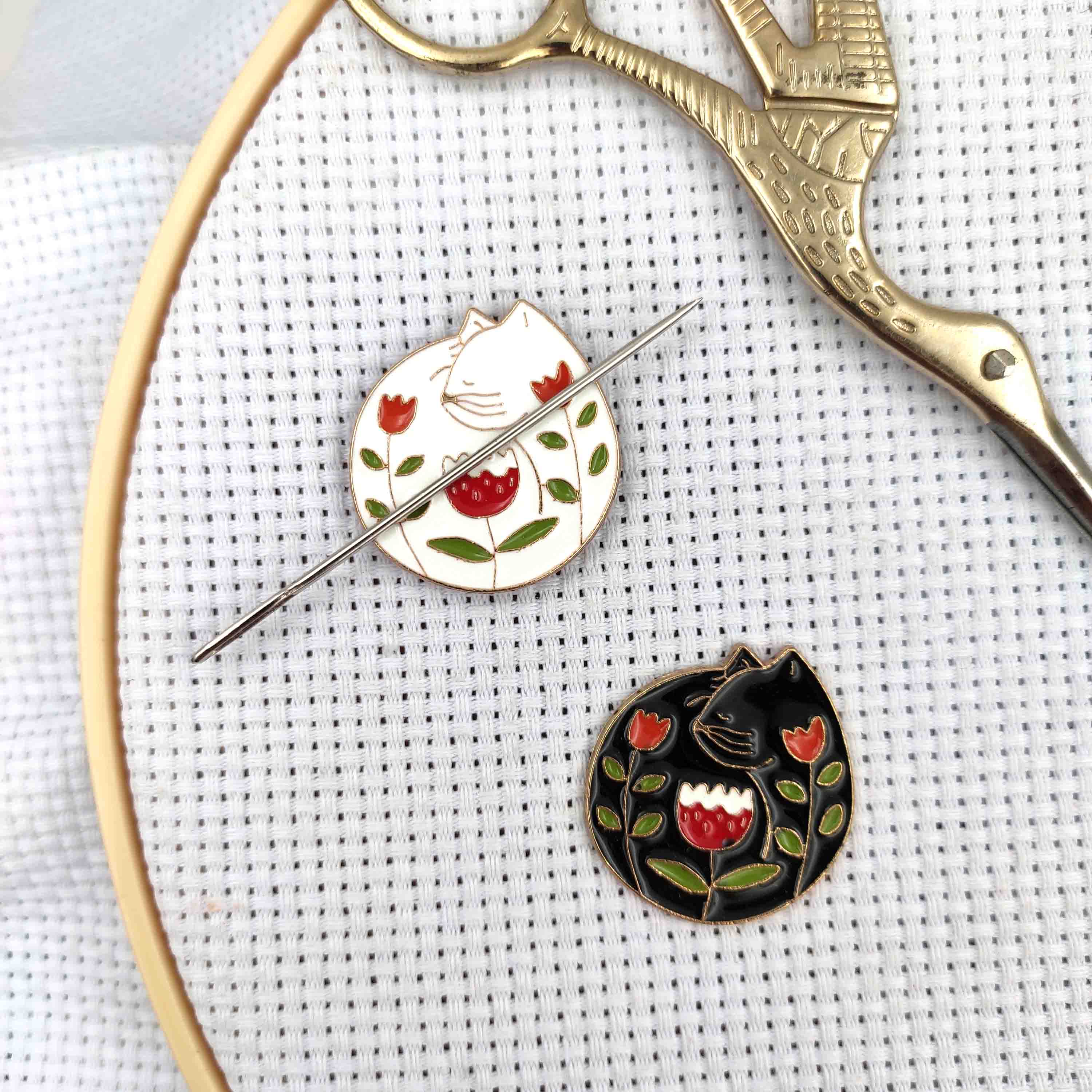 바늘 Minder 자기 2 고양이 세트 검정 흰색 바느 - Needle Minder Magnet 리뷰 및 가격